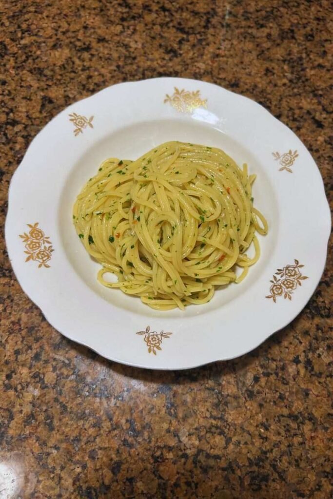 A plate of Spaghetti Aglio e Olio e Peperoncino.
